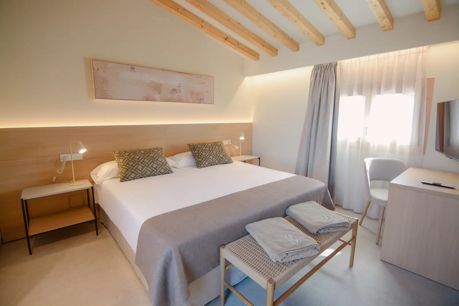 Suite with terrace and jacuzzi angled bed view