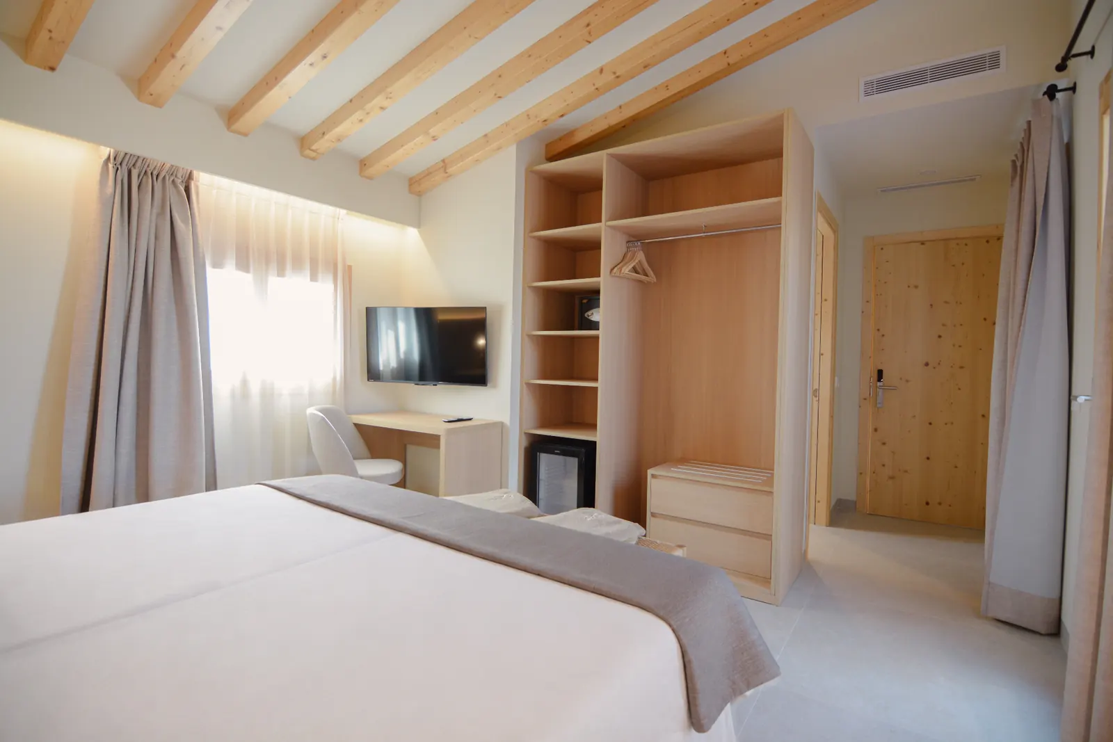 Suite with terrace and jacuzzi interior view with wardrobe and desk