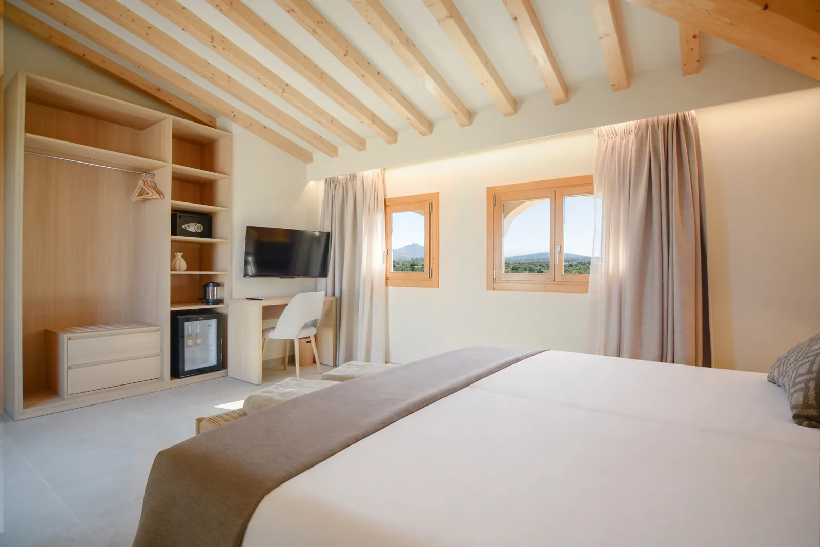 Superior Suite with terrace and jacuzzi bedroom with king bed and wooden beams