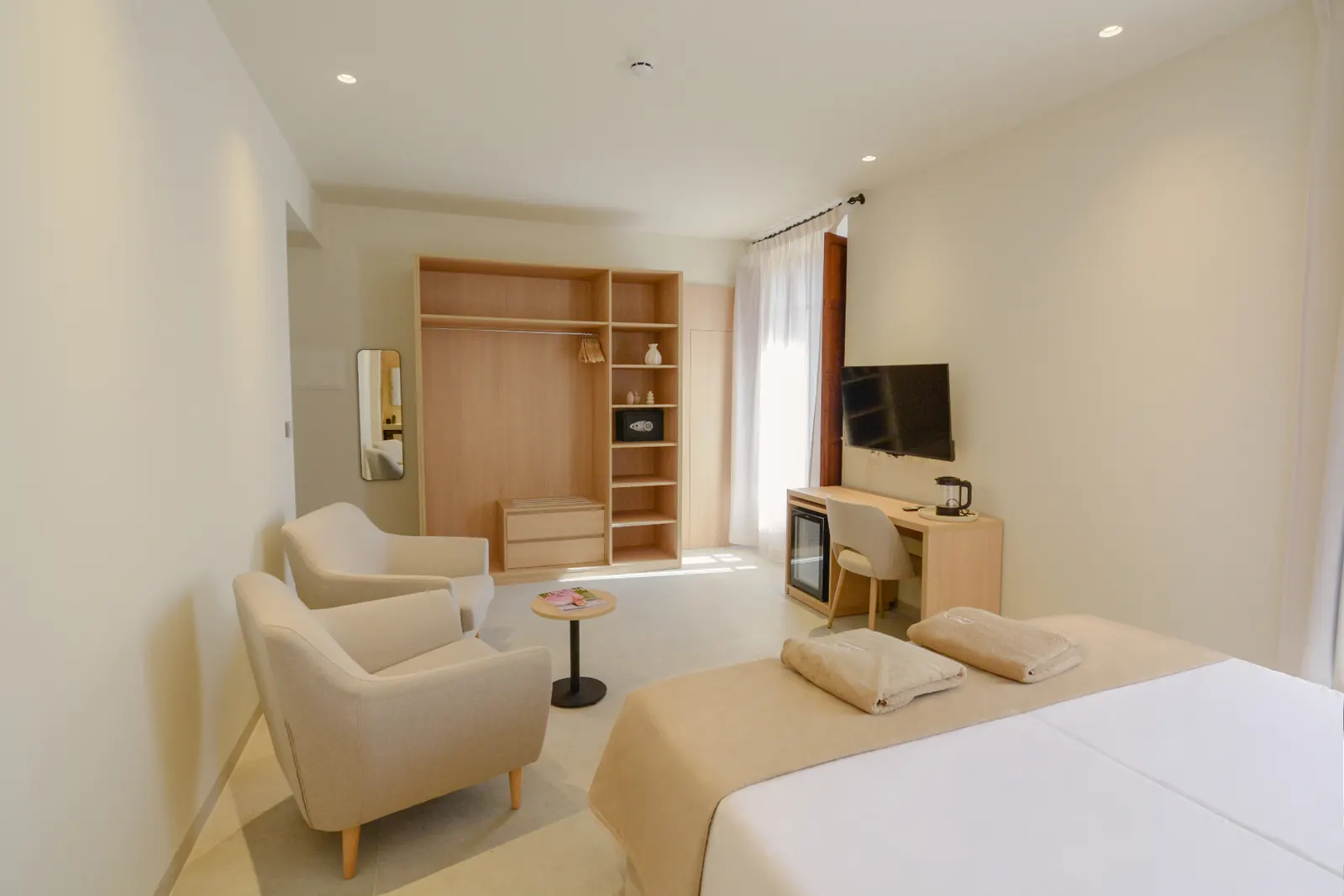 Double Superior Room lounge and work area