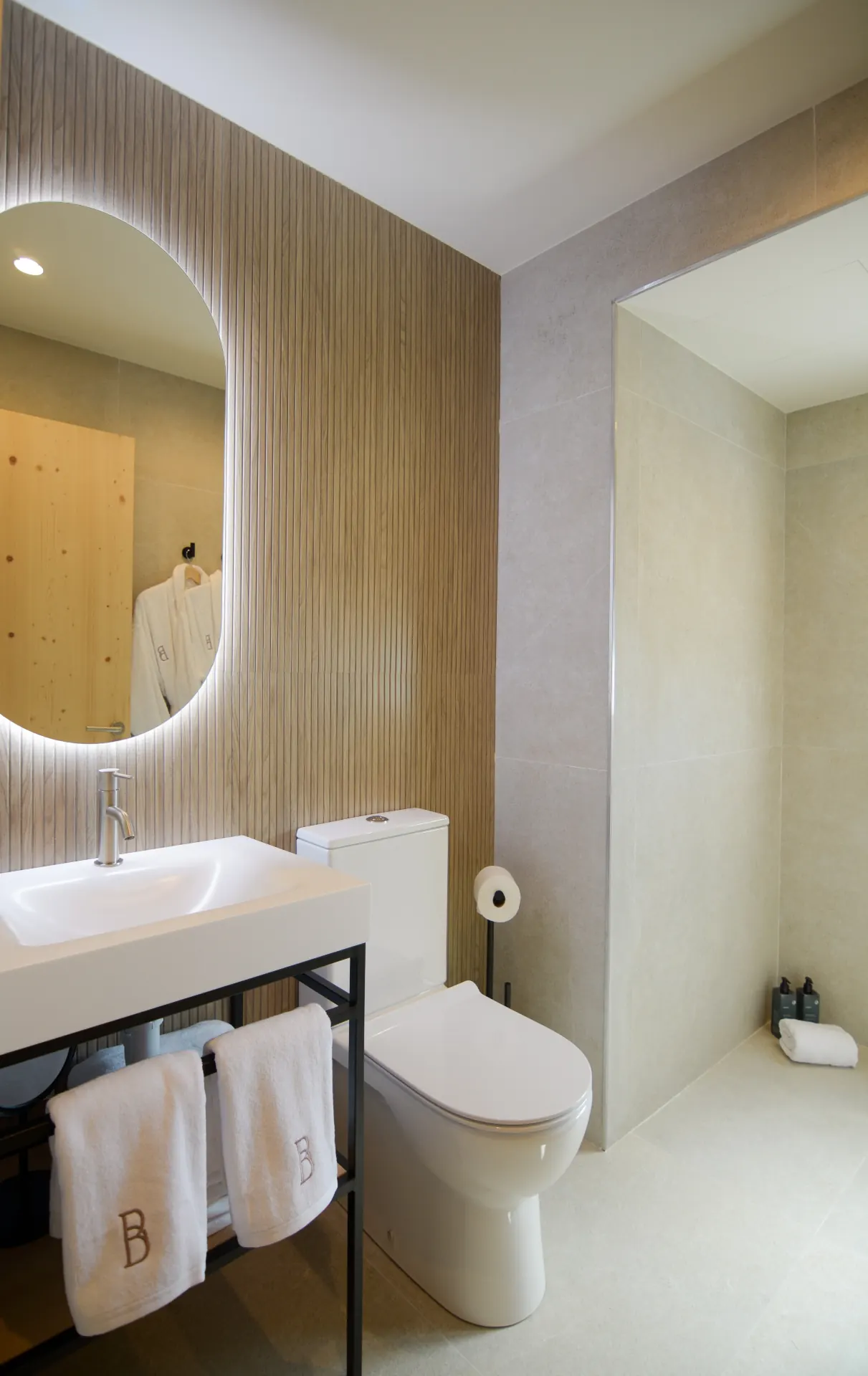 Superior Suite with terrace and jacuzzi interior view with wardrobe, desk and countryside windows